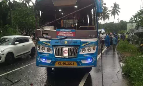 സ്വകാര്യ ബസുകൾ തമ്മിൽ കൂട്ടിയിടിച്ച് വൻ അപകടം; നിരവധി പേർക്ക് പരിക്ക്; ഒരാളുടെ നില ​അതീവ ഗുരുതരം; ആശുപത്രിയിൽ പ്രവേശിപ്പിച്ചു; സംഭവം മണ്ണാർക്കാട്