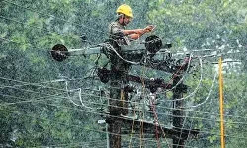 കനത്ത മഴയില്‍ കെഎസ്ഇബിക്ക് നഷ്ടം 56.7 കോടി രൂപ; തകരാറിലായത് 48 ട്രാന്‍സ്‌ഫോര്‍മറുകള്‍: 48 മണിക്കൂറിനിടെ ഒടിഞ്ഞത് 12000 വൈദ്യുതി പോസ്റ്റുകള്‍