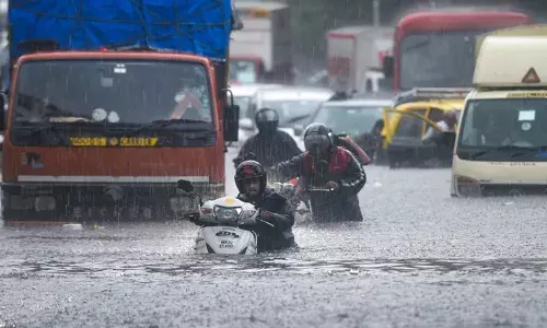 കനത്ത മഴയില്‍ വെള്ളത്തിനടിയിലായി മുംബൈ നഗരം; റോഡുകളും റെയില്‍പാതകളും മുങ്ങി:  ഇടിമിന്നലേറ്റ് ഒരു മരണം