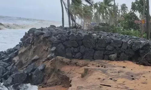 പണിതിട്ട് വെറും രണ്ടാഴ്ച മാത്രം; ശക്തമായ കടലാക്രമണത്തിൽ അണ്ടത്തോട്, പെരിയമ്പലം ബീച്ചിലെ കടല്‍ ഭിത്തി തകര്‍ന്നു; അശാസ്ത്രീയമായി നിർമ്മിച്ചതെന്ന് നാട്ടുകാർ!