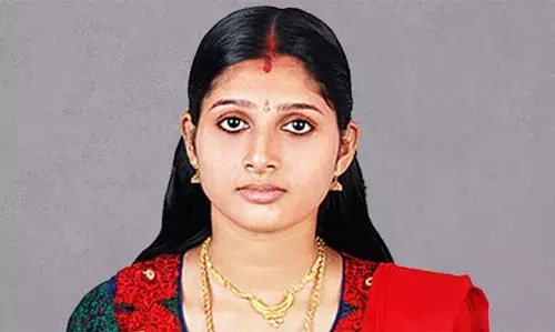 എറണാകുളത്ത് യുവതിയെ വീടിനുള്ളില്‍ തൂങ്ങി മരിച്ച നിലയില്‍ കണ്ടെത്തി; മരിച്ചത് രണ്ട് കുട്ടികളുടെ മാതാവായ ജിജിഷ സതീഷ്