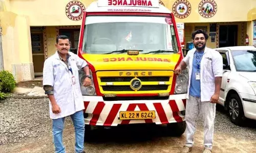 വീട്ടില് പ്രസവിച്ച യുവതിക്കും കുഞ്ഞിനും രക്ഷകരായി കനിവ് 108 ആംബുലന്സ് ജീവനക്കാര് വീട്ടില് പ്രസവിച്ച യുവതിക്കും കുഞ്ഞിനും രക്ഷകരായി കനിവ് 108 ആംബുലന്സ് ജീവനക്കാര്