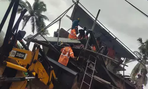 വീട് പണി നടക്കുന്നതിനിടെ മേൽക്കൂര ഇടിഞ്ഞുവീണ് അപകടം; തൊഴിലാളികൾക്ക് മാരക പരിക്ക്; രക്ഷകരായി പോലീസും ഫയർ ഫോഴ്സും