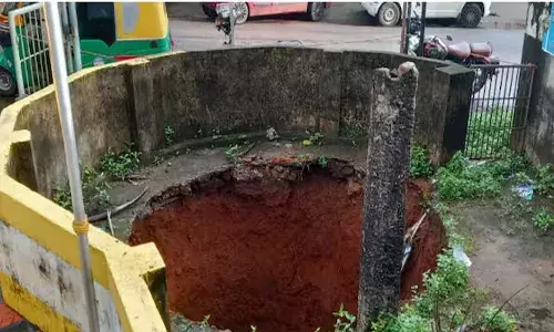 ശക്തമായ മഴയിൽ വർഷങ്ങൾ പഴക്കമുള്ള കിണർ ഇടിഞ്ഞു താഴ്ന്നു; സ്ഥലത്ത് വൻ ഗർത്തം രൂപപ്പെട്ടു; സമീപത്തെ വാട്ടർ ടാങ്കും അപകടാവസ്ഥയിൽ