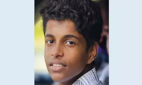 ബസിനു മുകളില്‍ ആല്‍മരം വീണു; ഗുരുതരമായി പരുക്കേറ്റു ചികിത്സയിലായിരുന്ന വിദ്യാര്‍ഥി മരിച്ചു