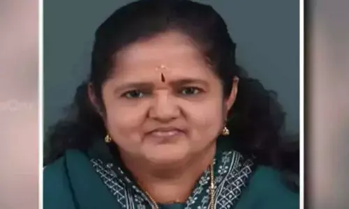 മണ്ണാര്‍ക്കാട് ബസ് സ്റ്റാന്‍ഡിനകത്ത് ബസ്സിനടിയില്‍ പെട്ട് യുവതി മരിച്ചു; ദാരുണാന്ത്യം എംപ്ലോയ്‌മെന്റ് ഓഫീസര്‍ പ്രസന്ന കുമാരിക്ക്; വിരമിക്കാന്‍ രണ്ട് ദിനം മാത്രം ബാക്കിനില്‍ക്കവേ അന്ത്യം