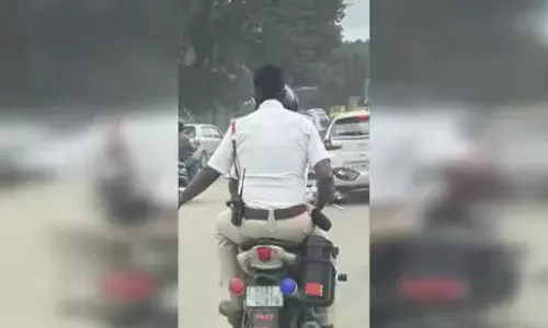 അങ്ങനങ്ങ് പോയാലോ സാറെ..; ഹെൽമറ്റ് ഇല്ലാതെ ബൈക്കിന് പിന്നിലിരുന്ന് സുഖയാത്ര; ദൃശ്യങ്ങൾ പതിഞ്ഞതും ട്രാഫിക് പോലീസുകാരന് എട്ടിന്റെ പണി; രണ്ടുംകൂടി ഒരുമിച്ച് വേണ്ടെന്ന് നാട്ടുകാർ!