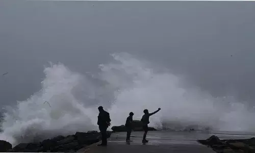 ഉയർന്ന തിരമാലകൾക്ക് സാധ്യത; തീരങ്ങളില്‍ റെഡ് അലര്‍ട്ട്; കള്ളക്കടലിനും കടൽ ക്ഷോഭത്തിനും മുന്നറിയിപ്പ്; ജാഗ്രത നിർദ്ദേശം നൽകി കേന്ദ്രകലാവസ്ഥ വകുപ്പ്