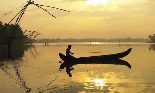 കുമ്പളം കായലില്‍ വള്ളം മറിഞ്ഞ് മത്സ്യ തൊഴിലാളിയെ കാണാതായി; ഒപ്പമുണ്ടായിരുന്നയാള്‍ രക്ഷപ്പെട്ടു: വള്ളം മറിഞ്ഞത് പെട്ടന്നുണ്ടായ കനത്ത കാറ്റില്‍