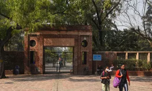 ഡല്‍ഹി സര്‍വകലാശാലയ്ക്കടുത്ത് പശുമാംസം വിറ്റെന്ന് ആരോപിച്ച് ആള്‍ക്കൂട്ടം കടയുടമയെ മര്‍ദിച്ചു; കേരളത്തില്‍ നിന്നുള്ള വിദ്യാര്‍ത്ഥികളുടെ ഫ്‌ളാറ്റില്‍ റെയ്ഡ് നടത്തണമെന്ന് ആവശ്യം