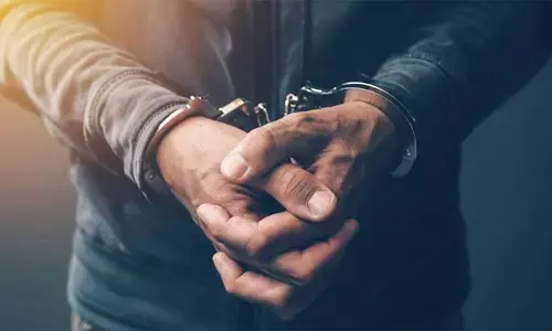 പെണ്‍കുട്ടിയെ ശല്യം ചെയ്തതിനു വിളിച്ചുവരുത്തി; പോലീസുകാരന്റെ നെഞ്ചില്‍ ഇടിച്ച് 52കാരന്‍;  എബി എബ്രഹാമിനെതിരെ കേസെടുത്ത് പോലീസ