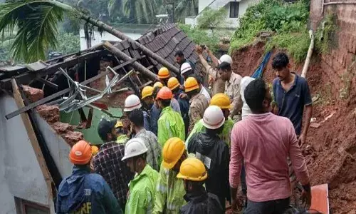 മംഗളൂരുവിൽ കനത്ത മഴയിൽ മണ്ണിടിച്ചിൽ; വീട് തകർന്ന് കുടുങ്ങിയ രണ്ടു കുട്ടികൾക്ക് ദാരുണാന്ത്യം; കുഞ്ഞിനെ ചേർത്ത് പിടിച്ച നിലയിൽ അമ്മ; എങ്ങും നൊമ്പരപ്പെടുത്തുന്ന കാഴ്ചകൾ!