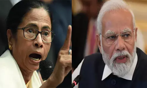 മോദി ഇപ്പോൾ എല്ലായിടത്തും സിന്ദൂ‌‍‍‍രം വിൽക്കുന്നു; അമേരിക്കയ്ക്ക് മുന്നിൽ മാത്രം മിണ്ടിയില്ല; ധൈര്യമുണ്ടെങ്കിൽ ഉടൻ തെരഞ്ഞെടുപ്പ് നടത്തു; പരിഹാസവുമായി മമത ബാനർജി