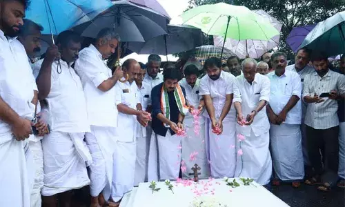 ഉമ്മന്‍ചാണ്ടിയുടെ കല്ലറയില്‍ പ്രാര്‍ത്ഥനകളുമായി ആര്യാടന്‍ ഷൗക്കത്ത്; പിതൃതുല്യമായ സ്നേഹവും വാല്‍സല്യവും തന്ന പ്രിയപ്പെട്ട നേതാവായിരുന്നു ഉമ്മന്‍ചാണ്ടിയെന്ന് ഷൗക്കത്ത്