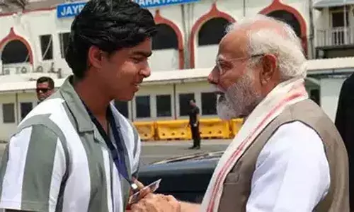 പട്‌ന എയര്‍പോര്‍ട്ടില്‍ വെച്ച് വൈഭവ് സൂര്യവംശി കണ്ട് പ്രധാനമന്ത്രി മോദി; വൈഭവിന്റെ  ഭാവി ഉദ്യമങ്ങള്‍ക്ക് അഭിന്ദനങ്ങള്‍ അറിയിച്ചു മോദി