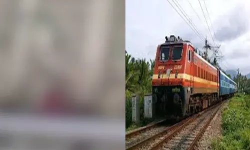 ഒരു ട്രെയിൻ വരുന്നത് കണ്ട് അടുത്ത ട്രാക്കിലേക്ക് എടുത്തുചാടിയതും അപകടം; ട്രെയിൻ തട്ടി തൊഴിലാളിക്ക് ദാരുണാന്ത്യം; ദാരുണ സംഭവം കോഴിക്കോട്