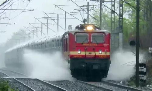 മഴക്കെടുതിയില്‍ താറുമാറായി ട്രെയിന്‍ ഗതാഗതം; വിവിധ ട്രെയിനുകള്‍ വൈകി ഓടുന്നു