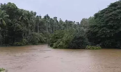 ഗൂഗിള്‍ മാപ്പ് നോക്കി സഞ്ചരിച്ച തൃക്കരിപ്പൂര്‍ സ്വദേശികളായ കാര്‍ യാത്രക്കാര്‍ വണ്ണാത്തിപുഴയില്‍ ഒഴുകിപ്പോയി; രക്ഷിച്ച് നാട്ടുകാര്‍