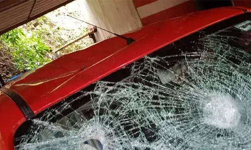വളര്‍ത്തുനായ കടിച്ചതിലെ തര്‍ക്കം; വീടിനുള്ളില്‍ കയറി ആക്രമണം നടത്തിയെന്ന് ആരോപണം; തള്ളിയിട്ട് പരുക്കേല്‍പ്പി, കോടാലികൊണ്ട് കാര്‍ വെട്ടി; പ്രതിക്കായി അന്വേഷണം