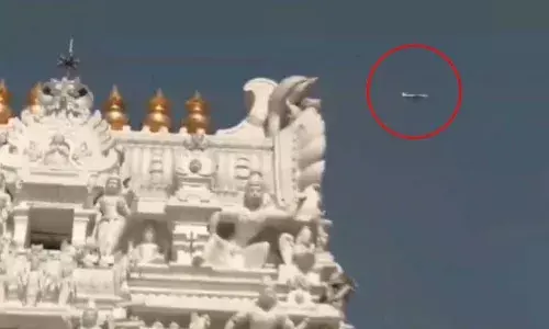 തിരുപ്പതി ക്ഷേത്ര ഗോപുരത്തിന് മുകളിലൂടെ വിമാനം പറന്നു; പ്രതിഷേധവുമായി വിശ്വാസികള്‍; നോ ഫ്‌ളൈ സോണ്‍ ആക്കണമെന്ന് ആവശ്യം