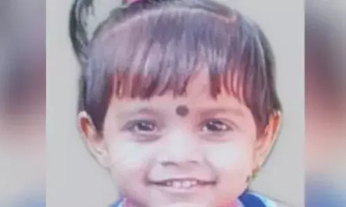 കളിക്കുന്നതിനിടെ ഓടയില്‍ വീണ് ഒഴുക്കില്‍പ്പെട്ടു; ഇന്ന് ആദ്യമായി സ്‌കൂളില്‍ പോകാനിരിക്കെ നാലര വയസുകാരിക്ക് ദാരുണാന്ത്യം