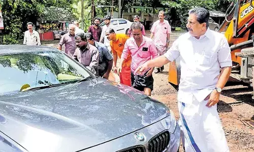 മദ്യലഹരിയില്‍ കാറോടിച്ച് യുവാവിന്റെ പരാക്രമം; മോന്‍സ് ജോസഫ് എംഎല്‍എ അപകടത്തില്‍ നിന്നും രക്ഷപ്പെട്ടത് തലനാരിഴയ്ക്ക്