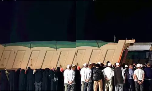 ഡ്രോൺ പരിശോധനയിൽ ഒരു ടിപ്പര്‍ ലോറി; ലോഡ് കയറ്റുന്ന ഭാഗത്തെ അനക്കം ശ്രദ്ധിച്ചു; സ്ത്രീകളടക്കം 111 പേരെ ഒളിപ്പിച്ച നിലയിൽ; കടക്കാൻ ശ്രമിച്ചത് പുണ്യ സ്ഥലത്തേക്കെന്ന് പോലീസ്