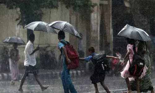 മഴ അതിശക്തമായി തുടരുന്നു; മൂന്ന് ജില്ലകളിൽ ദുരിതാശ്വാസ ക്യാമ്പുകൾ പ്രവർത്തിക്കുന്ന വിദ്യാഭ്യാസ സ്ഥാപനങ്ങൾക്ക് നാളെ അവധി പ്രഖ്യാപിച്ചു