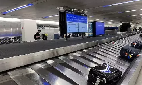 എയര്‍പോര്‍ട്ടിലെ ലഗ്ഗേജ് ബെല്‍റ്റില്‍ കുടുങ്ങി ബാലന്‍; കണ്‍വെയര്‍ ബെല്‍റ്റില്‍ കയറിയ കുഞ്ഞ് എത്തിയത് ലഗേജ് റൂമില്‍