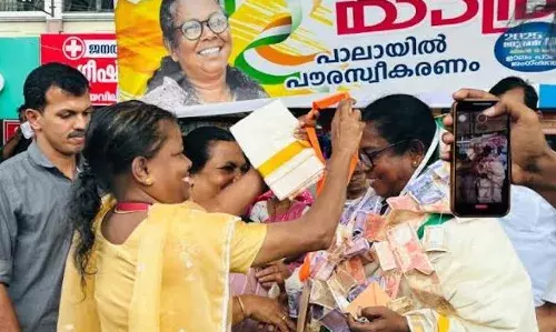 സമരയാത്രയില് നോട്ടുമാല ധരിക്കുന്നതിനെതിരെ പരാതി സമരയാത്രയില് നോട്ടുമാല ധരിക്കുന്നതിനെതിരെ പരാതി