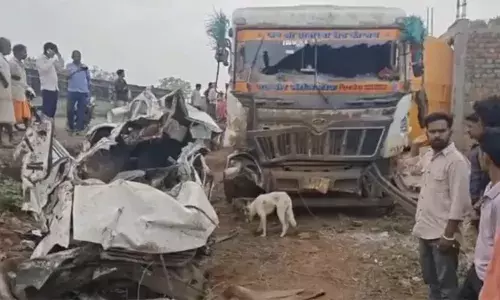 മധ്യപ്രദേശില്‍ സിമന്റ് ട്രക്ക് വാനിന് മുകളിലേക്ക് മറിഞ്ഞ് അപകടം: ഒരു കുടുംബത്തിലെ 9 പേര്‍ മരിച്ചു; അപകടം ഒരു വിവാഹ ചടങ്ങില്‍ പങ്കെടുത്ത് മടങ്ങവേ
