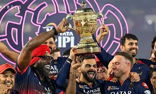 ഈ കപ്പ് ഏറ്റുവാങ്ങാന്‍ യോഗ്യന്‍; ഡിവില്ലിയേഴ്സിനെ മറക്കാതെ കോലി; കപ്പുയര്‍ത്തി ആഘോഷത്തില്‍ പങ്കെടുത്ത് ഗെയ്‌ലും