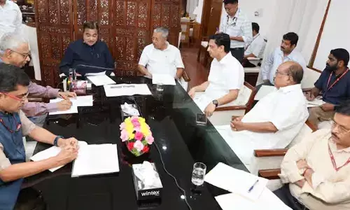 കൂരിയാട് പാത തകര്‍ന്നതില്‍ നടപടി സ്വീകരിക്കും;  ദേശീയപാത നിര്‍മാണം ഡിസംബറില്‍ പൂര്‍ത്തിയാക്കും; കൂടിക്കാഴ്ചയില്‍  മുഖ്യമന്ത്രിക്ക് ഉറപ്പുനല്‍കി കേന്ദ്രമന്ത്രി നിതിന്‍ ഗഡ്കരി; സ്ഥലം ഏറ്റെടുപ്പിന് നല്‍കിയ തുക കടമെടുപ്പ് പരിധിയില്‍ നിന്ന് ഒഴിവാക്കണമെന്ന് കേരളം