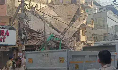 ഡല്‍ഹിയില്‍ വന്‍ അപകടം; രോഹിണി നഗറില്‍ കെട്ടിടം തകര്‍ന്നു വീണു നിരവധി പേര്‍ കുടുങ്ങിക്കിടക്കുന്നു