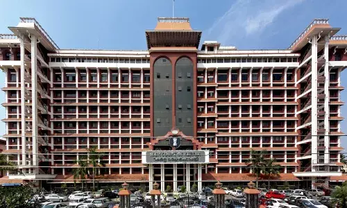 റീല്‍ വൈറലാക്കാന്‍ ഹൈക്കോടതി ജഡ്ജിയുടെ ഔദ്യോഗിക വാഹനം; എന്റോള്‍ ചെയ്തതിന് പിന്നാലെ പുലിവാല് പിടിച്ച് യുവ അഭിഭാഷകന്‍