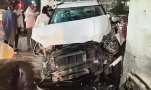 കുടുംബത്തോടൊപ്പം ബൈക്കിൽ സഞ്ചരിക്കവേ അപകടം; പിന്നിൽ നിന്നെത്തിയ കാർ ഇടിച്ചുകയറി; നിലവിളി കേട്ട് ഓടിയെത്തി നാട്ടുകാർ; യുവതിക്ക് ദാരുണാന്ത്യം; മകളുടെ നില അതീവ ഗുരുതരം