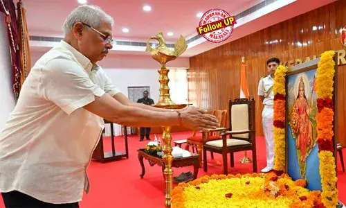 കാവിക്കൊടി ഏന്തിയ ഭാരതാംബയ്ക്ക് മുന്നില്‍ നിലവിളക്ക് കൊളുത്തി പുഷ്പാര്‍ച്ചന നടത്തി ഗവര്‍ണര്‍; മന്ത്രിമാര്‍ രാജ്ഭവനിലെ പരിസ്ഥിതി ദിനാഘോഷ പരിപാടി ബഹിഷ്‌കരിച്ചെങ്കിലും മുടക്കമില്ല; ഭാരതാംബ രാജ്യത്തിന്റെ അടയാളമെന്നും മന്ത്രിമാര്‍ക്ക് വരാന്‍ കഴിയാത്ത എന്തുപ്രശ്‌നമെന്നും രാജേന്ദ്ര അര്‍ലേക്കര്‍; ചിത്രം രാജ്ഭവനില്‍ തുടരും