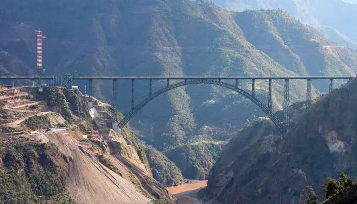 കശ്മീര് താഴ്വരയിലെ ചെനാബ് പാലം ഉദ്ഘാടനം ഇന്ന്; എന്ജിനീയറിങ് വിസ്മയങ്ങള് നിറയുന്ന റെയില്പാത യാത്രക്കാര്ക്കായി ഇന്ന് തുറക്കും കശ്മീര് താഴ്വരയിലെ ചെനാബ് പാലം ഉദ്ഘാടനം ഇന്ന്; എന്ജിനീയറിങ് വിസ്മയങ്ങള് നിറയുന്ന റെയില്പാത യാത്രക്കാര്ക്കായി ഇന്ന് തുറക്കും