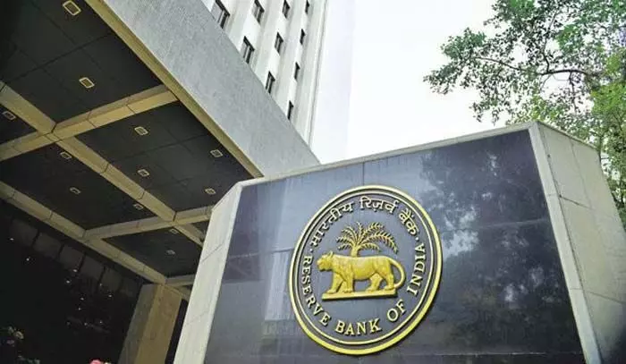 റിപ്പോ നിരക്ക് കുറച്ച് റിസര്വ് ബാങ്ക്; വിവിധ വായ്പകളുടെ പലിശ കുറയും; രാജ്യത്തിന്റെ വളര്ച്ചക്ക് കരുത്തുപകരുന്ന വായ്പാ നയമെന്ന് അവകാശവാദം റിപ്പോ നിരക്ക് കുറച്ച് റിസര്വ് ബാങ്ക്; വിവിധ വായ്പകളുടെ പലിശ കുറയും; രാജ്യത്തിന്റെ വളര്ച്ചക്ക് കരുത്തുപകരുന്ന വായ്പാ നയമെന്ന് അവകാശവാദം