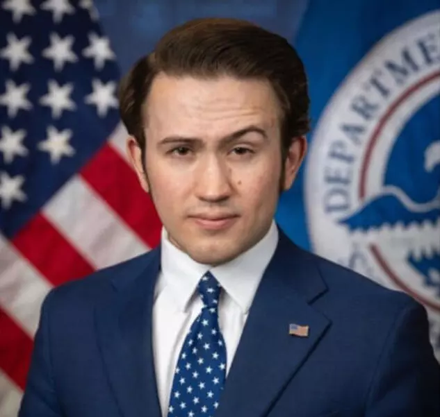 ഡിപ്പാര്ട്ട്മെന്റ് ഓഫ് ഹോംലാന്ഡ് സെക്യൂരിറ്റി സെന്ററിന്റെ ഒരു വിഭാഗത്തിന്റെ തലവനായി ട്രംപ് തിരഞ്ഞെടുത്തത് 22 വയസ്സുള്ള മുന് തോട്ടക്കാരനും പലചരക്ക് കട സഹായിയുമായ തോമസ് ഫ്യൂഗേറ്റിനെ ഡിപ്പാര്ട്ട്മെന്റ് ഓഫ് ഹോംലാന്ഡ് സെക്യൂരിറ്റി സെന്ററിന്റെ ഒരു വിഭാഗത്തിന്റെ തലവനായി ട്രംപ് തിരഞ്ഞെടുത്തത് 22 വയസ്സുള്ള മുന് തോട്ടക്കാരനും പലചരക്ക് കട സഹായിയുമായ തോമസ് ഫ്യൂഗേറ്റിനെ