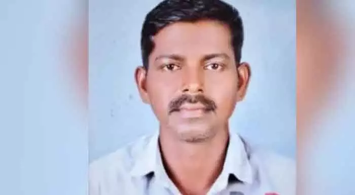 ഒരു വര്‍ഷം മുമ്പുണ്ടായ വാഹനാപകടത്തെത്തുടര്‍ന്ന് ഇടതുകാല്‍ മുറിച്ചുമാറ്റി; വീടിന്റെ തൊട്ടടുത്തെ കരിങ്കല്‍കെട്ടില്‍ സുഹൃത്തുക്കളുമായി സംസാരിച്ചിരിക്കുമ്പോള്‍ രാത്രി പാമ്പു കടി; കാലടിയില്‍ മരിച്ചത് ഷിനോയ്