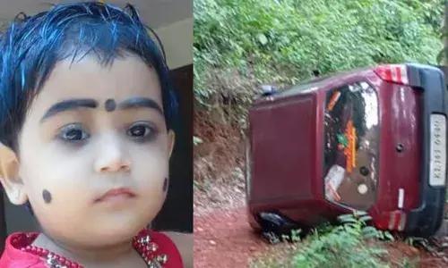 അച്ഛന്‍ തള്ളിയ കാര്‍ ഭിത്തിയിലിടിച്ച് മകളുടെ ദേഹത്തേക്ക് മറിഞ്ഞു; കാസര്‍കോട്ട് ഒന്നര വയസ്സുകാരിക്ക് ദാരുണാന്ത്യം