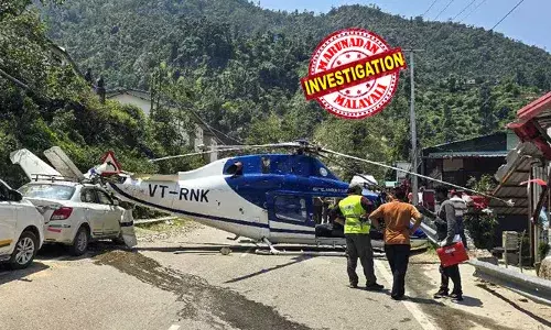 അഞ്ച് യാത്രക്കാരുമായി ടേക്ക് ഓഫ് ചെയ്തതിന് പിന്നാലെ സാങ്കേതിക തകരാര്‍; നടുറോഡില്‍ ലാന്‍ഡ് ചെയ്ത് ഹെലികോപ്റ്റര്‍; ഒരു വാഹനത്തിന് കേടുപാടുകള്‍; പൈലറ്റിന്റെ സമയോചിത ഇടപെടലില്‍ ഒഴിവായത് വന്‍ദുരന്തം