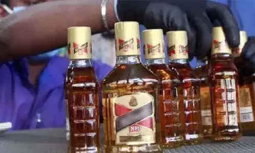 മോഷ്ടാക്കള്‍ കയറി മദ്യം മോഷ്ടിച്ചതിന്റെ മറവില്‍ ബീവറേജസില്‍ മദ്യകുപ്പികളില്‍ തിരിമറി: രണ്ട് ബീവറേജ് ജീവനക്കാര്‍ക്ക് സസ്പെന്‍ഷന്‍