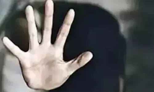 അസുഖം കാരണം ഇളയ സഹോദരനൊപ്പം ക്ലിനിക്കില്‍ എത്തിയ യുവതിയെ  പരിശോധനക്കിടെ ലൈംഗികമായി പീഡിപ്പുച്ചു; ഉത്തര്‍പ്രദേശില്‍ ഡോക്ടര്‍ അറസ്റ്റില്‍