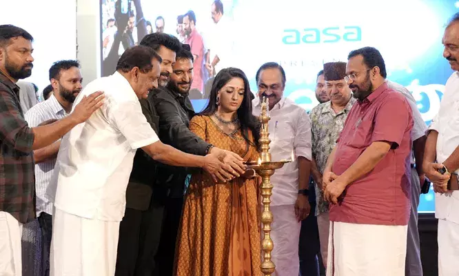 താര സാന്നിധ്യത്തില് നക്ഷത്രത്തിളക്കത്തിന് നൂറഴക് താര സാന്നിധ്യത്തില് നക്ഷത്രത്തിളക്കത്തിന് നൂറഴക്