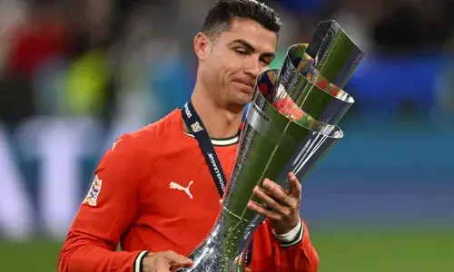 പോര്‍ച്ചുഗലിനായി വേണ്ടി എന്റെ കാലൊടിക്കണം എങ്കില്‍ അങ്ങനെയും ഞാന്‍ ചെയ്യും; ഒരു കിരീടത്തിന് വേണ്ടിയാണ് അത്;  നെവെസ് പെനാല്‍റ്റി കിക്ക് വലയിലാക്കിയതോടെ പൊട്ടിക്കരഞ്ഞ് റൊണാള്‍ഡോ; അടുത്ത ലോകകപ്പ് കളിക്കുമോ?  യുവേഫ നേഷന്‍സ് ലീഗ് കിരീടനേട്ടത്തിന് പിന്നാലെ വിരമിക്കലില്‍ മനസുതുറന്ന് ഇതിഹാസ താരം