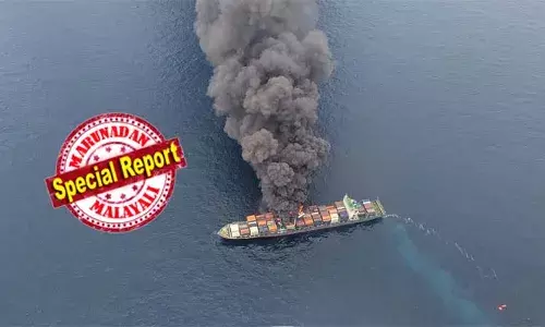 ചരക്കുകപ്പലിന്റെ ഡെക്കില്‍ തുടര്‍ച്ചയായി പൊട്ടിത്തെറികള്‍;  കണ്ടെയ്നറുകളില്‍ അതിവേഗം തീപിടിക്കാന്‍ സാധ്യതയുള്ള ചരക്കുകളെന്ന് സൂചന; കടലില്‍ ചാടിയവരില്‍ നാല് ജീവനക്കാരെ കാണാനില്ല; രക്ഷാ ദൗത്യത്തിനായി മംഗളുരുവില്‍ നിന്നും ഐ.സി.ജി.എസ് രാജ്ദൂത് കപ്പല്‍ പുറപ്പെട്ടു;  കൊച്ചില്‍ നിന്നും ഐസിജിഎസ് അര്‍ണ്‍വേഷ് കപ്പലും പുറപ്പെട്ടു