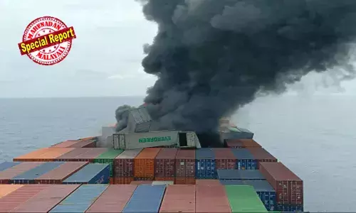 പൊട്ടിത്തെറി ഉണ്ടായത് പ്രൈമറി ഡെക്കിന്റെ അടിഭാഗത്ത്; കണ്ടെയ്നറുകളില്‍ എളുപ്പം തീപിടിക്കുന്ന രാസവസ്തുക്കള്‍; ക്യാപ്റ്റന്‍ അടക്കം എല്ലാ ജീവനക്കാരും കപ്പലില്‍ നിന്ന് രക്ഷപ്പെട്ടു; കടലില്‍ വീണ നാലുപേരെ കാണാതായി; പൊളളലേറ്റ അഞ്ചുപേരില്‍ രണ്ടുപേരുടെ നില ഗുരുതരം; തീയണയ്ക്കാന്‍ ശ്രമം തുടരുന്നു; കപ്പല്‍ നിയന്ത്രണം വിട്ട് ഒഴുകി നടക്കുന്നതായി നാവികസേന; രക്ഷാദൗത്യം തുടരുന്നു