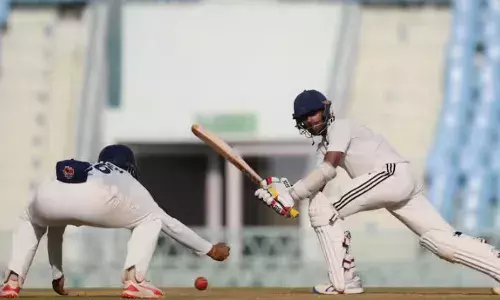 രണ്ടാം ഇന്നിംഗ്‌സില്‍ അര്‍ധ സെഞ്ചുറിയുമായി കെ എല്‍ രാഹുലും അഭിമന്യൂ ഈശ്വരനും;  ഇംഗ്ലണ്ട് ലയണ്‍സിനെതിരെ ഇന്ത്യ എ ടീം പൊരുതുന്നു; ലീഡ് 300 റണ്‍സിനോട് അടുത്തു; ഏഴ് വിക്കറ്റ് നഷ്ടമായി